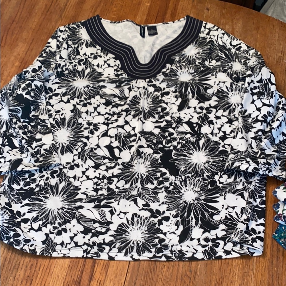 Black and White V-Neck 3/4 Sleeve Boxy Blouse